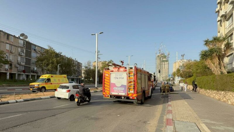 שריפה בדירה ברחוב יוספטל בחולון, צילום מדא